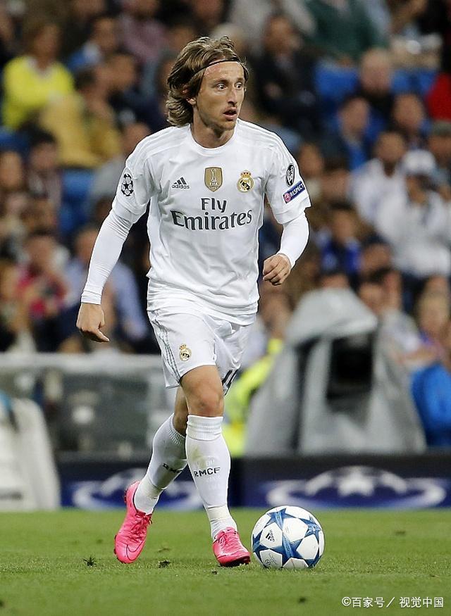 双丰收时刻，雄鹿力克湖人，字母哥获詹姆斯特别礼物致敬